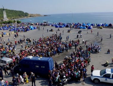 DW: Εγκλωβίζονται μετανάστες και πρόσφυγες στα ελληνικά νησιά